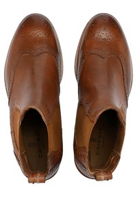 Bottines en cuir marron avec des détails brogue, panneaux latéraux élastiques et une languette de traction. Fini lisse avec un bout rond et un design minimaliste.