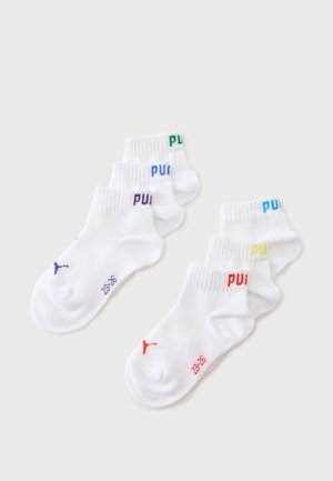 Sześć par białych skarpetek do kostki z kolorowymi logo Puma i tekstem "PUMA" na mankietach w różnych kolorach, położonych na jasnym tle.