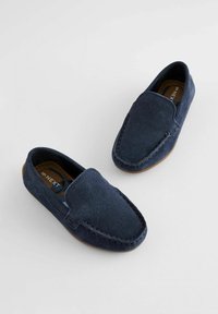 Granatowe zamszowe loafersy z haftowanym wzorem, okrągłym noskiem, stylem wsuwanym i brązową gumową podeszwą. Wnętrze wyłożone miękkim materiałem.