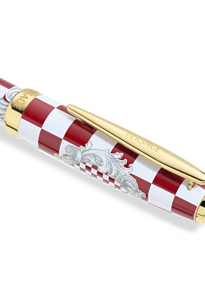 Piros és fehér kockás toll arany díszítéssel. Gazdagon kidolgozott ezüst részletek, a klipszen "VERSACE" gravírozással. Simább fényes felület.