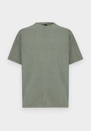 T-shirt verde oliva tinta unita in cotone a maniche corte con scollo tondo, mostrata su sfondo bianco.