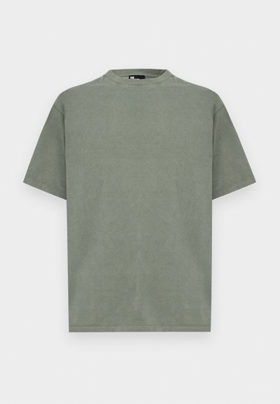Jednoduché olivovo zelené bavlnené tričko s krátkym rukávom a okrúhlym výstrihom, zobrazené na bielom pozadí.