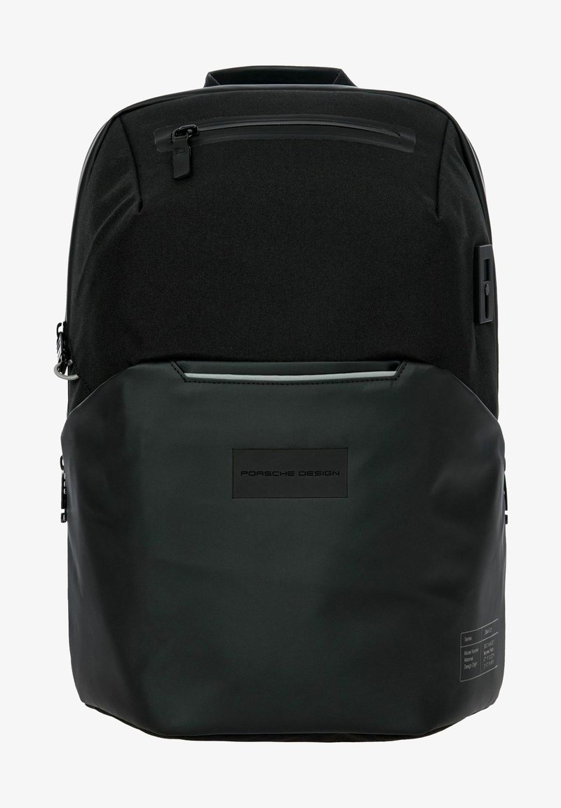 Zwarte rugzak met een matte bovenzijde en een glanzende onderzijde. Bevat ritsen, een voorvak en een logopatch. Gestroomlijnd ontwerp.