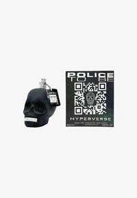 Bottiglia nera a forma di teschio con un'etichetta metallica, accompagnata da una scatola olografica che presenta un codice QR e il testo "POLICE TO BE HYPERVERSE."