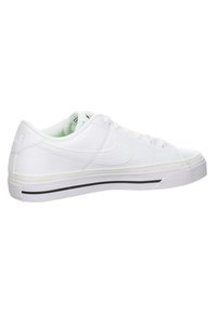 Zapatillas deportivas blancas con un upper de cuero texturizado, suela plana y una franja de acento negra. Presenta una puntera redondeada y cierre tradicional con cordones.