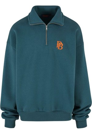 Petroleumsfarvet pullover sweatshirt med en kvart lynlås, ribbede manchetter og kant, med et orange logo på venstre brystområde. Blød tekstur.