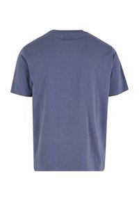 Podstawowa koszulka z okrągłym dekoltem, jednolity niebieski materiał, krótkie rękawy, lekka tekstura, bez widocznego wzoru i prosty tył.