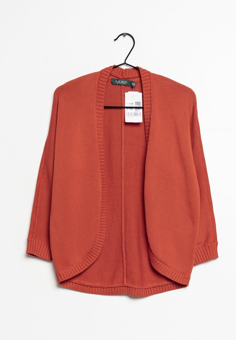 Rostfärgad cardigan med lös passform, öppen framsida, ribbad halsringning och ärmslut, tillverkad av texturerat stickat tyg, hängande på en svart krok.