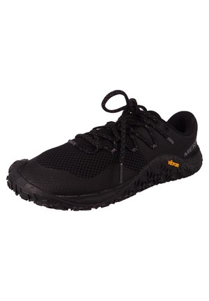 Schwarzer Mesh-Sportschuh mit strukturierter Sohle, schwarzen Schnürsenkeln und kleinem gelbem Vibram-Logo in Fersen-Nähe auf weißem Hintergrund.