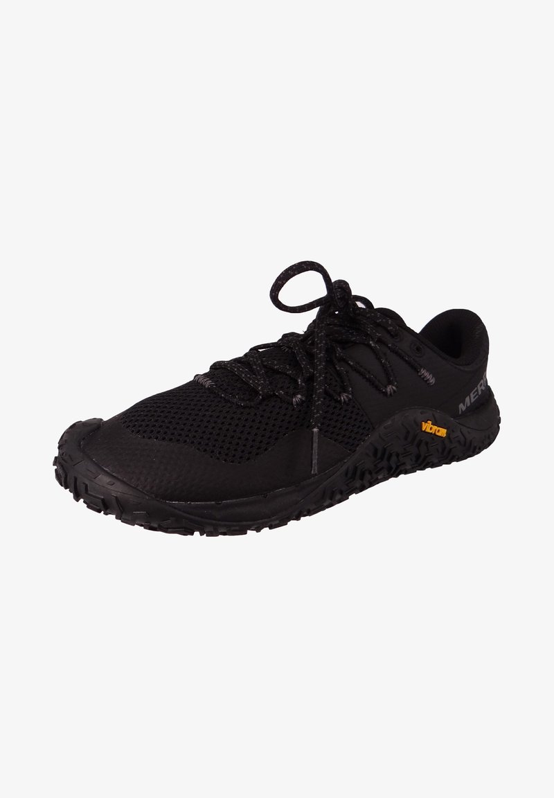 Chaussure de sport noire en mesh avec semelle texturée, lacets noirs et petit logo jaune Vibram près du talon sur fond blanc.