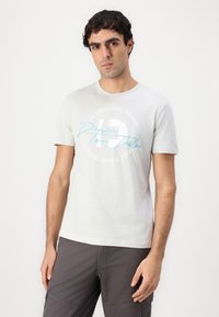 Lys grå kortermet t-skjorte laget av bomull, med en blå og hvit sirkulær logo som sier "Denim on Tailor."