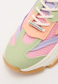 Sneaker con tomaia in mesh e materiale sintetico caratterizzata da colori pastello: verde, rosa, arancione e lavanda. Inclusi lacci bianchi e suola in gomma.