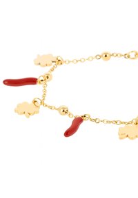 Bracciale in oro con charms a forma di peperoncino rosso e fiore, finitura lucida con perline tonde e forme alternate per una maggiore texture.