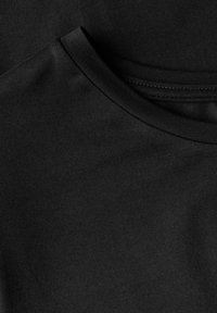 T-shirt en coton noir avec un col rond et des manches courtes. Le tissu a une texture lisse et une couleur uniforme sans motifs.