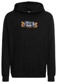 Sort hætte trøje lavet af bomuldsblanding, med en frontlomme, justerbar snor og stiliseret grafik i orange og blå tværs over brystet.