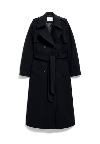 Cappotto trench doppiopetto in lana blu scuro, con vita regolabile, ampi rever e spalline. Maniche lunghe con dettagli a bottoni.