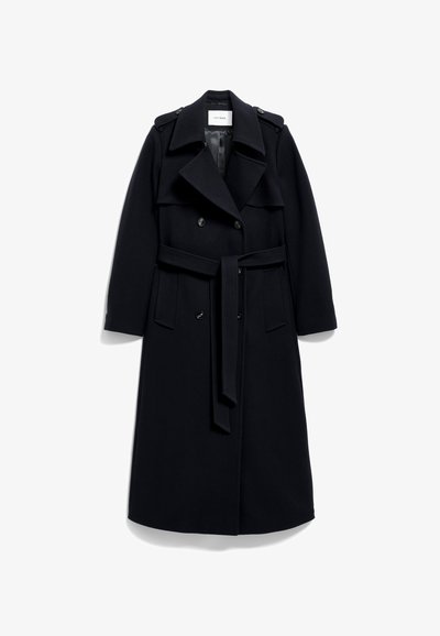 Cappotto trench doppiopetto in lana blu scuro, con vita regolabile, ampi rever e spalline. Maniche lunghe con dettagli a bottoni.