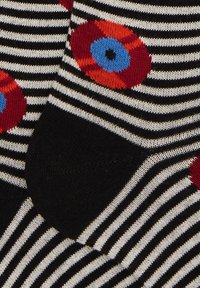 Calzini a righe bianche e nere con motivi a occhi rossi e blu. Realizzati in tessuto morbido con una consistenza liscia e design con punta rinforzata.