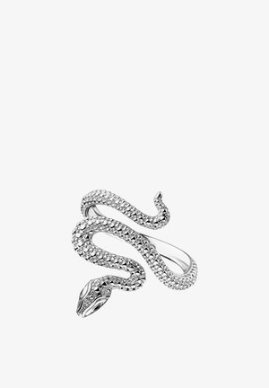 Bague serpent argentée présentant un design texturé en spirale avec une tête détaillée et des accents scintillants sur tout le corps.
