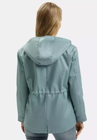 Jasnoniebieska wpleciona kurtka z kapturem, z regulowanym paskiem w talii i wentylacją z tyłu. Posiada długie rękawy oraz gładką, jednolitą strukturę.