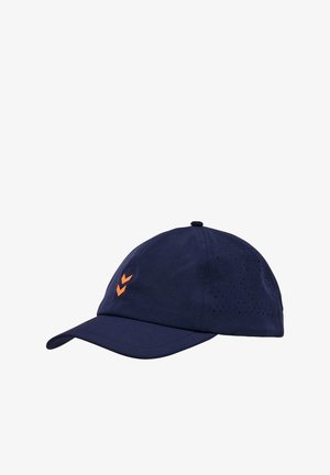 Donkerblauwe pet van ademend materiaal, met een gebogen klep, voorzien van oranje logo-accenten en geperforeerde zijpanelen voor ventilatie.