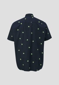 Chemise à manches courtes en tissu foncé, ornée de motifs de palmiers verts. La conception à col renforce l'apparence décontractée.
