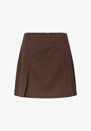 Jupe évasée marron en tissu texturé, dotée d'un pli avant unique et d'une fermeture à bouton au dos.