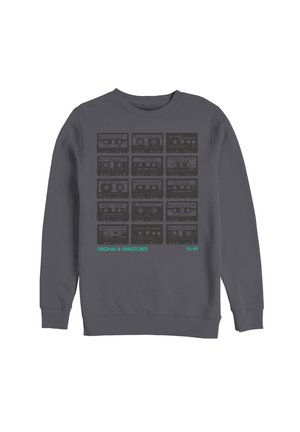 Mørkegrå sweatshirt med trykt design af seksten vintage kassettebånd arrangeret i et gitter, mærket "Original & Unrestored 90-99" med teal tekst.