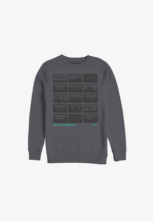 Sweat-shirt gris foncé avec un motif imprimé de seize cassettes vintage disposées en grille, étiquetées « Original & Unrestored 90-99 » en texte turquoise.