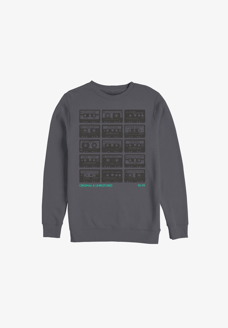Sweat-shirt gris foncé avec un motif imprimé de seize cassettes vintage disposées en grille, étiquetées « Original & Unrestored 90-99 » en texte turquoise.