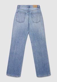 Jeans di denim azzurro chiaro con taglio a gamba dritta, cinque tasche e una toppa in pelle marrone sulla cintura. Finitura testurizzata.