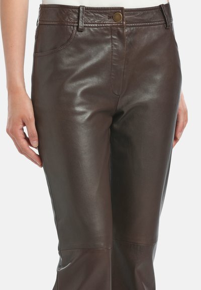 Bruine leren broek met een gladde textuur, voorzien van een knoopsluiting, gestikte naden en zijzakken, op maat gemaakt voor een getailleerde pasvorm.