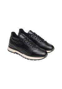 Sneaker in pelle nera con una texture liscia, dotate di chiusura con lacci, suola intermedia bianca e suola esterna in gomma nera. Progettate con accenti sottili.
