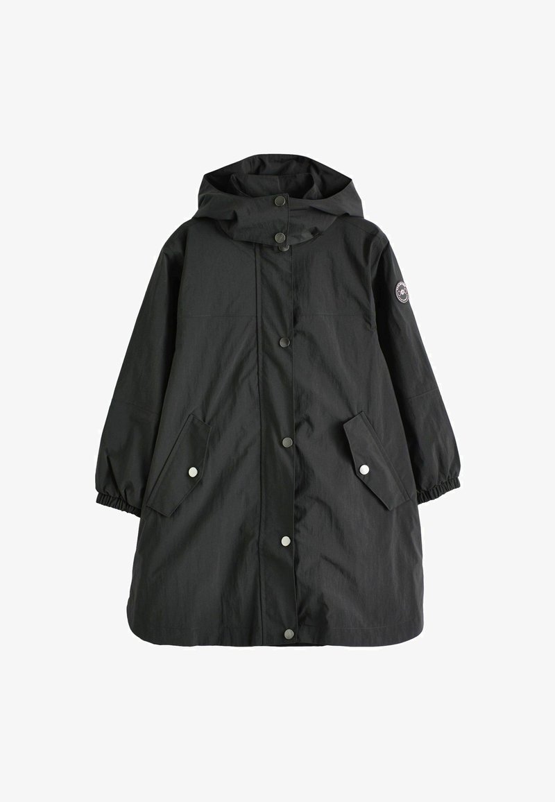 Veste noire imperméable avec capuche, manches élastiques, boutons-pression et deux poches avant ; possède un logo sur la manche gauche.