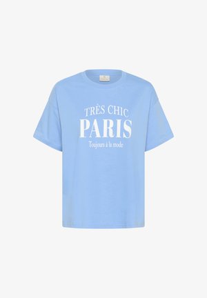T-shirt en coton bleu clair avec une coupe décontractée. Présente un texte blanc : "TRÈS CHIC PARIS" avec "Toujours à la mode" en dessous. Design minimaliste.