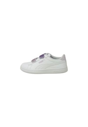 Scarpa sportiva bianca con tomaia in pelle liscia, due fasce adesive viola e suola in gomma texturizzata. Presenta accenti di logo discreti.
