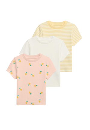 Set van drie T-shirts met korte mouwen: één roze met ananasprint, één witte en één geel gestreept. Geribbelde textuur; katoenen materiaal.