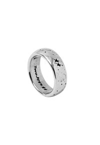 Anello d'argento con un design liscio e arrotondato e una superficie testurizzata che presenta piccoli accenti a forma di stella nera. Interno incisa con "Two Jeys."