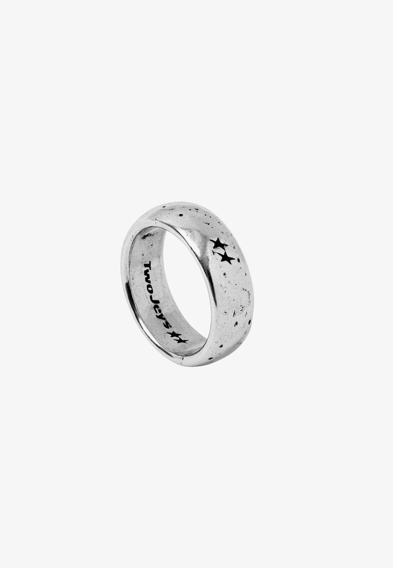 Anello d'argento con un design liscio e arrotondato e una superficie testurizzata che presenta piccoli accenti a forma di stella nera. Interno incisa con "Two Jeys."