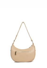 Bolso de hombro de cuero beige con forma curva, correa única y un bolsillo con cremallera frontal que presenta acentos en tono dorado.