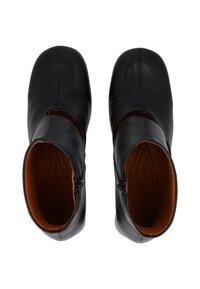 Stivali alla caviglia in pelle nera con punta arrotondata, dettagli laterali a taglio e cerniere frontali. Texture liscia con una fodera interna marrone caldo.