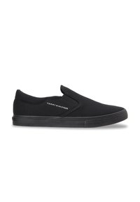 Μαύρα παπούτσια τύπου slip-on με υφασμένο επάνω μέρος και καουτσούκ σόλα. Διαθέτουν λογότυπο της μάρκας στο πλάι, μινιμαλιστικό σχέδιο χωρίς κορδόνια.