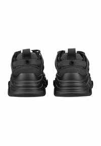 Zapatillas deportivas negras con una suela gruesa, cuello acolchado y una parte superior texturizada con correas ajustables para un mejor ajuste. El diseño de la parte trasera redondeada mejora el soporte.