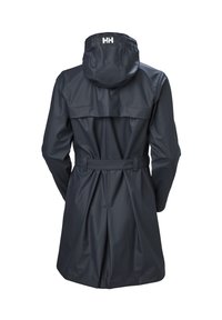 Tmavě námořnický voděodolný plášť s kapucí, páskem v pase a designem zadní části. Hladká textura, poloviční délka a značkový zadní díl.