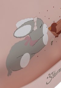 Grauer Kaninchen mit einer pinken Schleife, das einem braunen Vogel gegenübersteht. Beide sind auf einem sanften rosa Hintergrund mit kleinen roten Punkten und weißen Blumenakzenten illustriert.