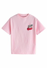 Lichtroze t-shirt met een afbeelding van een jampot met het label "MIJN JAM" met een aardbei en een blad, aan de linkerkant van de borst.