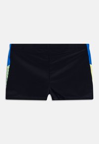 Pantaloncini da nuoto neri con un pannello laterale blu e giallo caratterizzato da un motivo ondulato; realizzati in tessuto liscio e elastico.