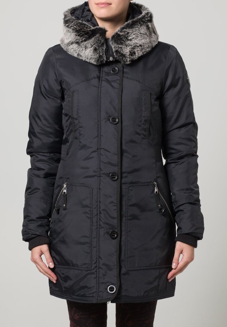 Svart vadderad jacka med fuskpälskrage, försedd med dragkedja fram, knäppning med knappar och två sidofickor med dragkedjedetaljer.