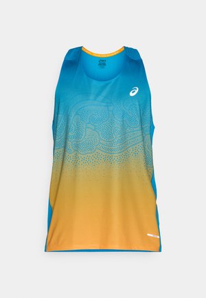 Ujjatlan kék és narancssárga ombre futó trikó, világos absztrakt mintával és fehér ASICS logóval a mellrészen, fehér háttéren kiterítve.