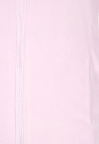 Fleece rosa chiaro con zip, dalla texture liscia, dotato di una zip centrale e design semplice senza ulteriori motivi o dettagli.